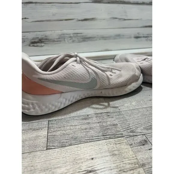 Nike sneakers Revolution 5 Womens Size 6Youth Pink White Black - Picture 6 of 9